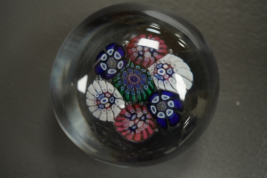 A small mid 19th century French glass paperweight, 4.5cm in diameter